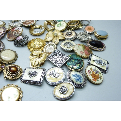 854 - Eighty assorted scarf rings/clips