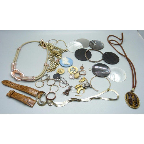 855 - A collection of costume jewellery