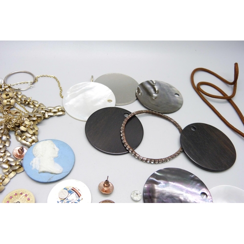 855 - A collection of costume jewellery