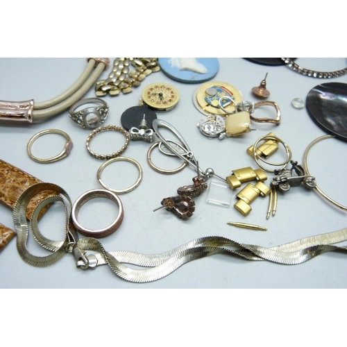 855 - A collection of costume jewellery