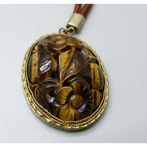 855 - A collection of costume jewellery