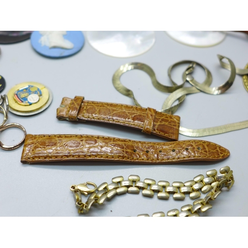 855 - A collection of costume jewellery