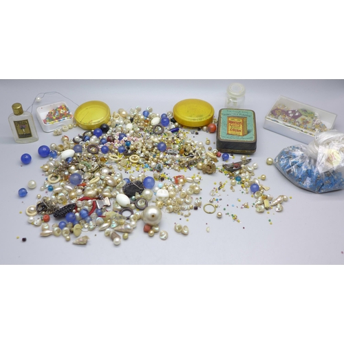 861 - A collection of beads for stringing