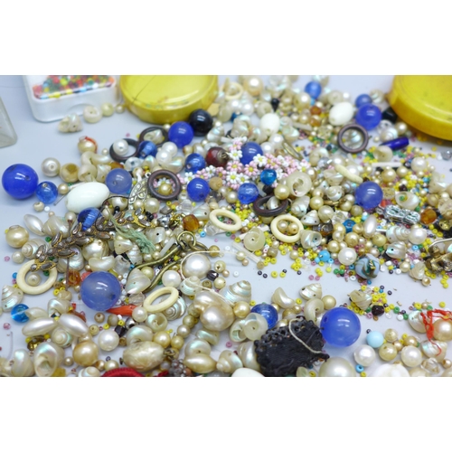 861 - A collection of beads for stringing