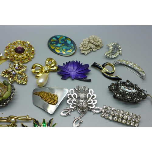 866 - Fifty-six costume brooches