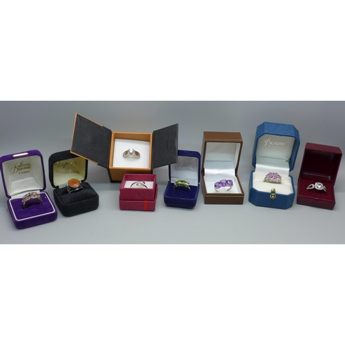 867 - Eight silver rings