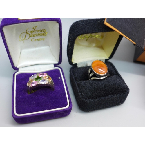 867 - Eight silver rings