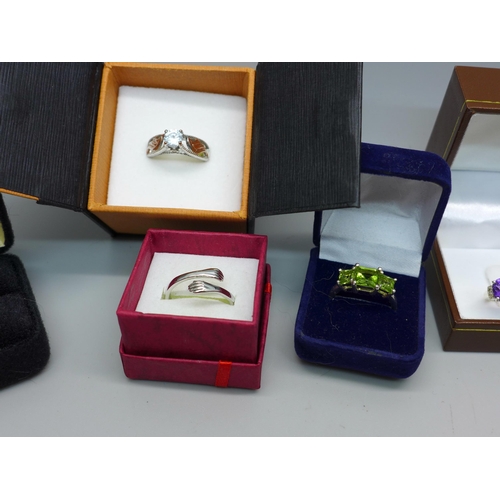 867 - Eight silver rings