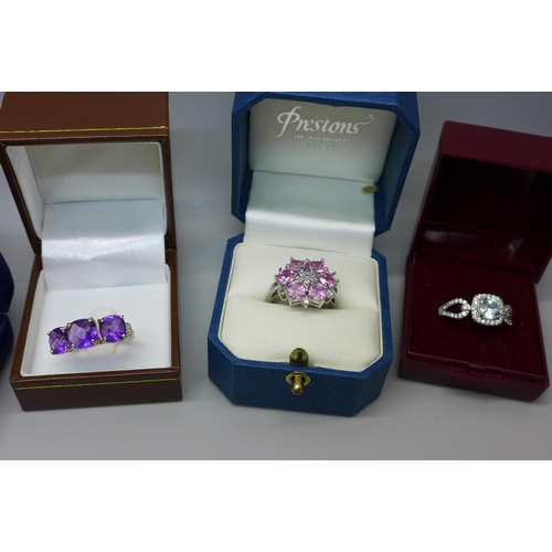 867 - Eight silver rings