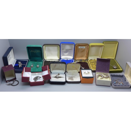 868 - A collection of silver jewellery