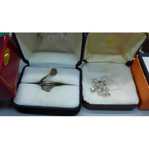 868 - A collection of silver jewellery