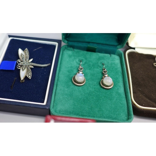 868 - A collection of silver jewellery