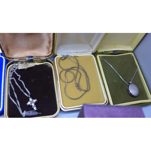 868 - A collection of silver jewellery