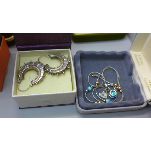 868 - A collection of silver jewellery