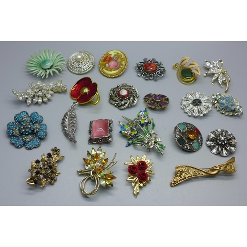 870 - A collection of brooches including Scottish