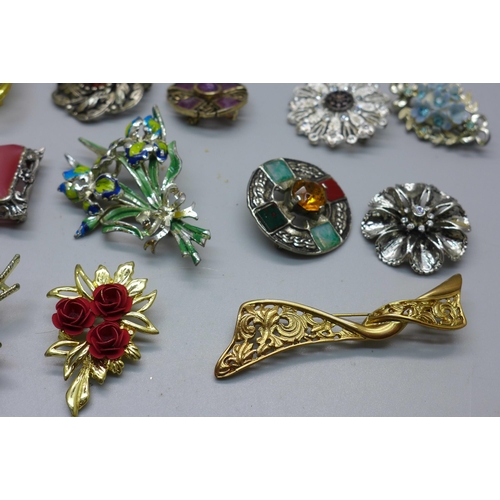 870 - A collection of brooches including Scottish