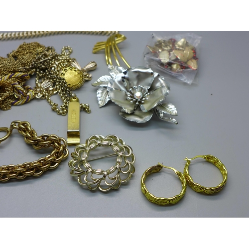 877 - Gold tone jewellery, etc.