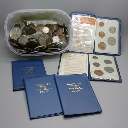 881 - A collection of assorted coins and decimal coin sets