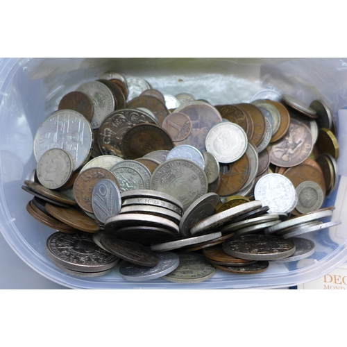 881 - A collection of assorted coins and decimal coin sets