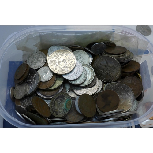 881 - A collection of assorted coins and decimal coin sets