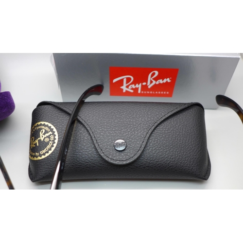 882 - A pair of Gucci and a pair of Ray-Ban glasses
