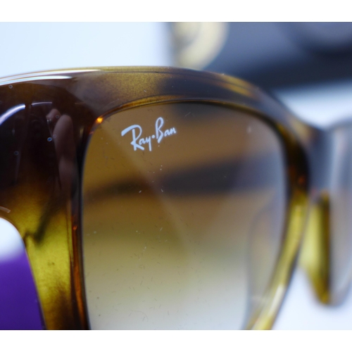 882 - A pair of Gucci and a pair of Ray-Ban glasses
