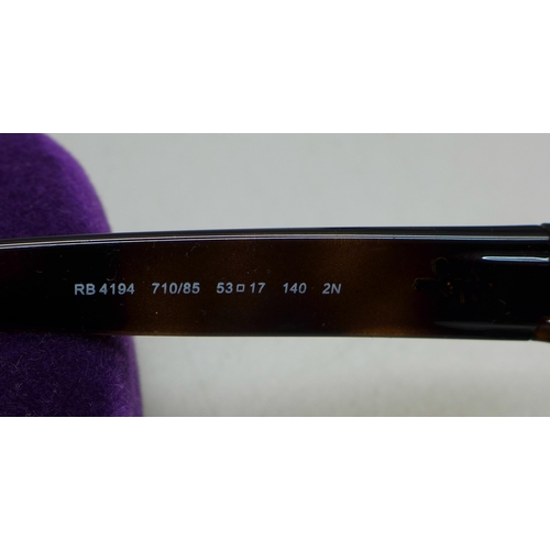 882 - A pair of Gucci and a pair of Ray-Ban glasses