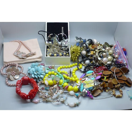 887 - Costume jewellery