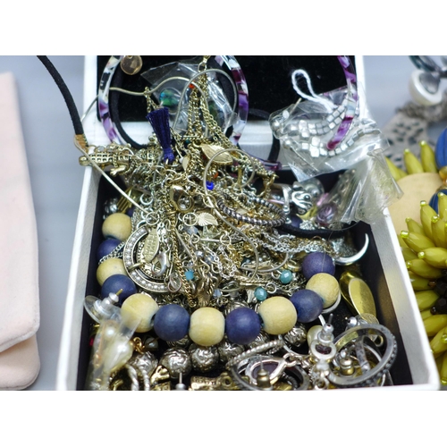 887 - Costume jewellery