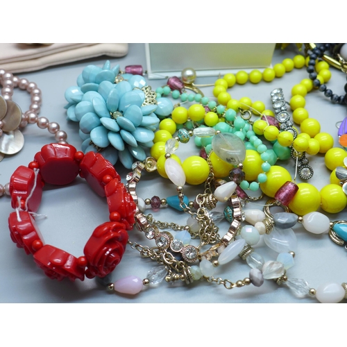 887 - Costume jewellery