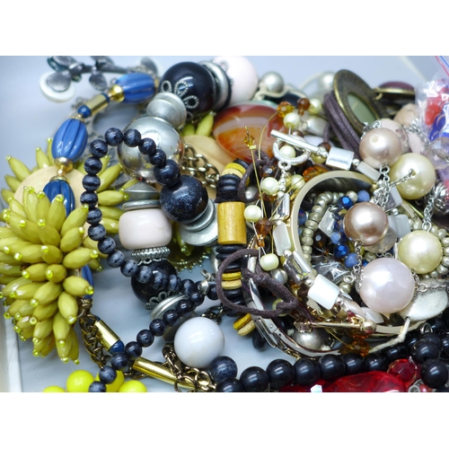 887 - Costume jewellery