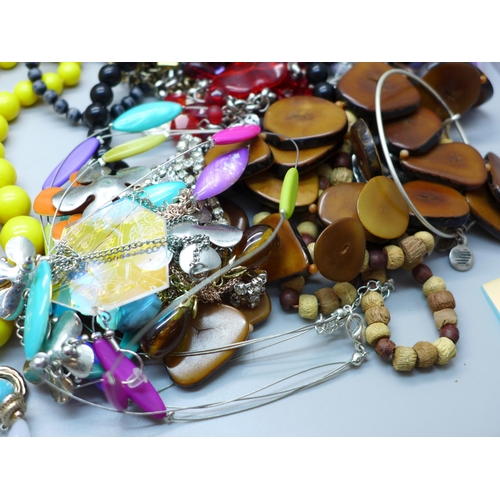 887 - Costume jewellery