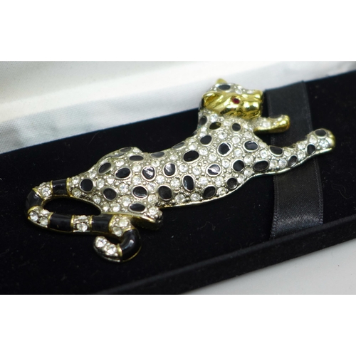 890 - A silver pendant and chain, a coin bracelet, a pair of silver cufflinks, a panther brooch, a cameo b... 