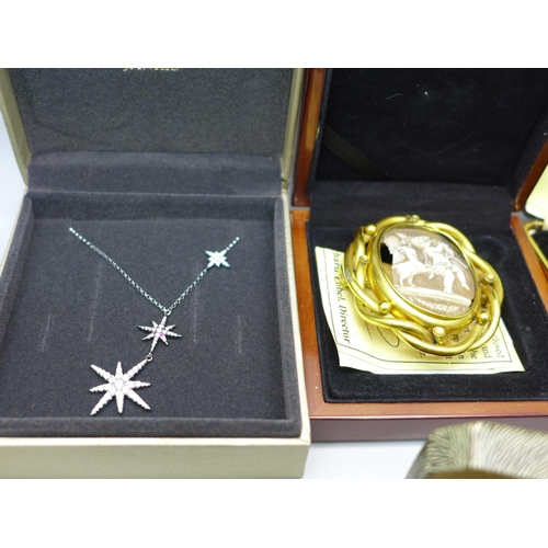 890 - A silver pendant and chain, a coin bracelet, a pair of silver cufflinks, a panther brooch, a cameo b... 