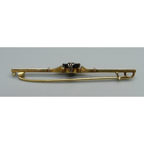 892 - A 15ct gold and platinum fronted brooch set with a diamond, 5g