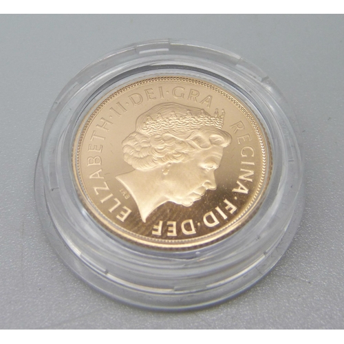 895 - A 2005 gold full sovereign