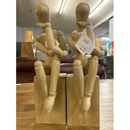 1319 - A set of two thinker wooden effect model men bookends, H 26cms (CRT6721)   #