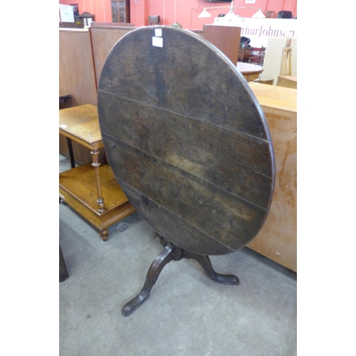 127 - A George III oak circular tilt-top tripod tea table