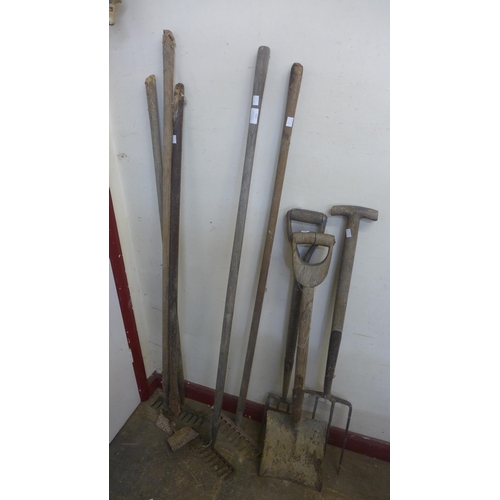 321 - Assorted vintage gardening tools