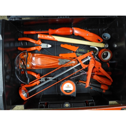 2020 - A Milwaukee toolchest with a quantity of hand tools and accessories