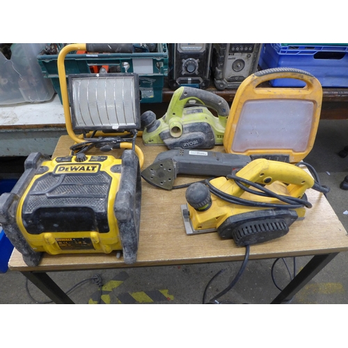 2037 - A Wickes work light, DeWalt radio, (201941FN), two Makita work radios, a tripod worklight stand, a 2... 