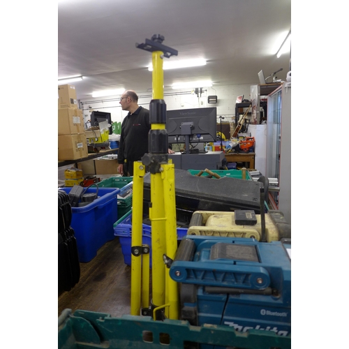 2037 - A Wickes work light, DeWalt radio, (201941FN), two Makita work radios, a tripod worklight stand, a 2... 