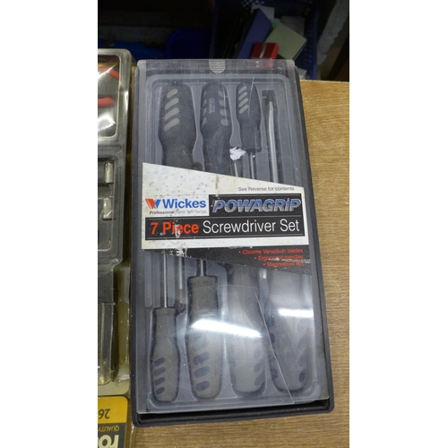 2041 - A Wickes Powagrip 7 piece screwdriver set, Workzone stud detector, Rolson multipurpose tool set and ... 