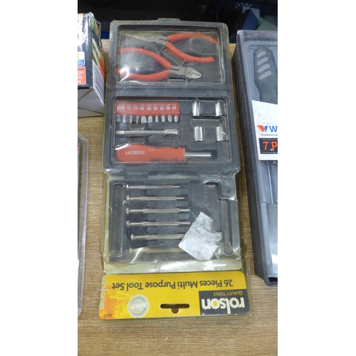 2041 - A Wickes Powagrip 7 piece screwdriver set, Workzone stud detector, Rolson multipurpose tool set and ... 