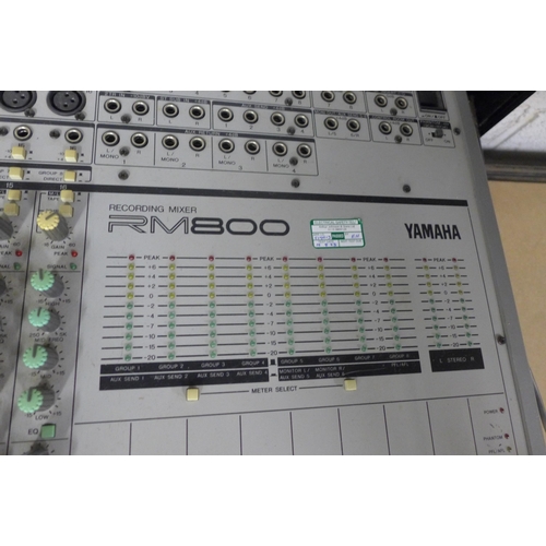 2139 - A Yamaha RM800 16 channel analogue mixer