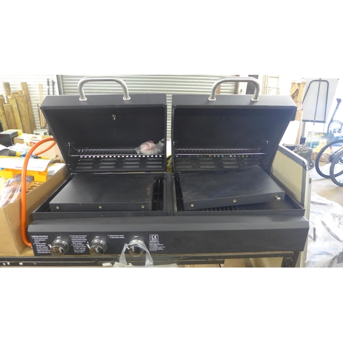 2291 - A metal gas BBQ