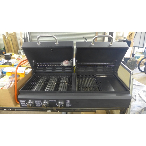2291 - A metal gas BBQ