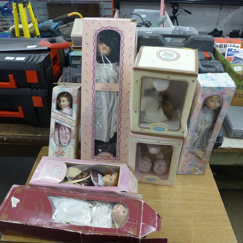 2409 - A collection of vintage dolls and limited edition Me To You Bears in boxes