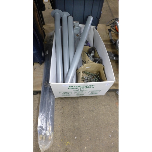 2414 - Salvage items; castors, drain rods and metal legs