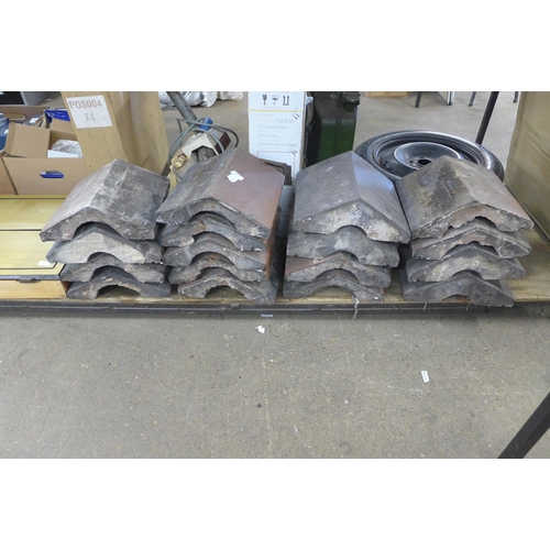 2418 - 17 ridge roofing tiles